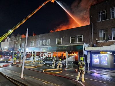 Inferno at Dawn: 100 Firefighters Battle Towering Blaze in Penge