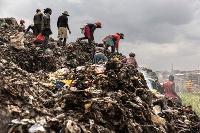 How climate crisis is creating hellish conditions for waste pickers at Nairobi dump declared ‘full’ 24 years ago