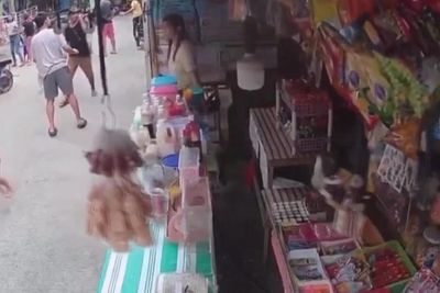 Moment powerful 7.6-magnitude quake strikes Philippines