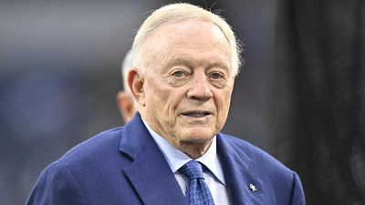 Cowboys Owner Jerry Jones Won't Appeal Fine for Flipping Off Jets Fans