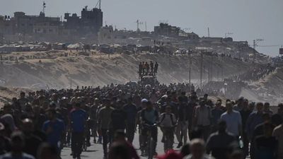 Thousands of Palestinians return north as Israel-Hamas ceasefire starts in Gaza