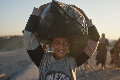 Returning to ruins: photos of Palestinian families going home