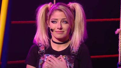 WWE's Alexa Bliss Showed Up At Halloween Horror Nights To Scare The Living Daylights Out Of People, But It Didn't Go How I Expected