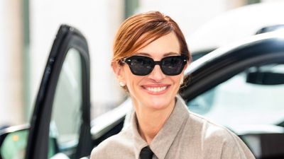 Julia Roberts used 3 easy accessories to elevate a shirt dress into a chic autumn look