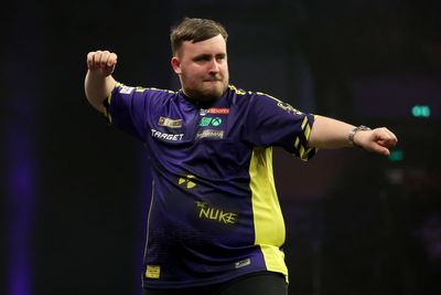 Luke Littler throws brilliant 152 checkout to keep World Grand Prix hopes alive