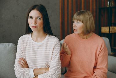 7 Habits That Make Grown Kids Suspect You’re Hiding the Truth