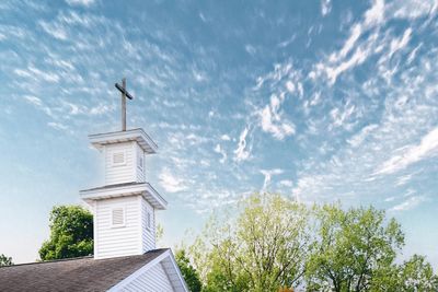 Why Church Attendance Leaves Some People Feeling More Isolated