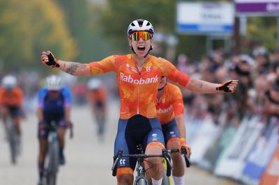 UCI Gravel World Championships: Lorena Wiebes claims elite women's world title with sprint victory for dominant Dutch team