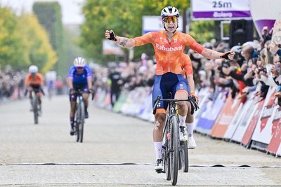 Lorena Wiebes holds off Marianne Vos to clinch elite women's race at the UCI Gravel World Championships