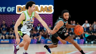 Foxwell shines as Phoenix put sloppy Breakers to sword