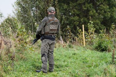 Estonia shuts route near border amid Russian military presence