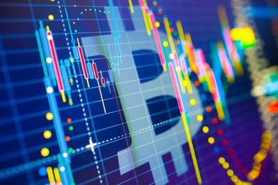 Weekend Roundup: Bitcoin Jesus' Tax Evasion Case, Gold's Rally And More Crypto News