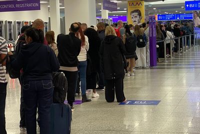 Hour-long queues in Prague airport as EU entry-exit system comes into effect