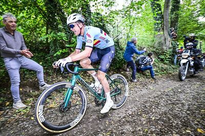 Florian Vermeersch takes breakaway victory to win the men’s elite race at the UCI Gravel World Championships
