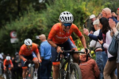 'I regret it now' – Yara Kastelijn apologises to Shirin van Anrooij after chasing down teammate at Gravel World Championships