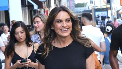 Mariska Hargitay gives a masterclass in what shoes you should be wearing with straight-leg jeans this season