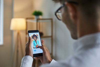 8 Dating Apps That Push Men Into Financial Disasters