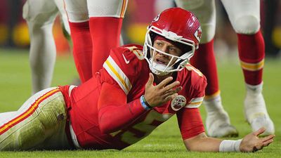 Photo of Patrick Mahomes, Dan Campbell During Chiefs-Lions Fight Is Instantly Iconic