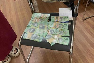 Bar girl hands tourist's lost bag and cash over to Pattaya police