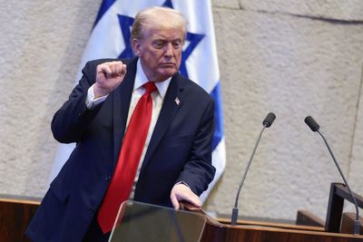 Trump brags about crowd sizes and bashes Chicago over crime stats while returning from historic Mideast peace deal