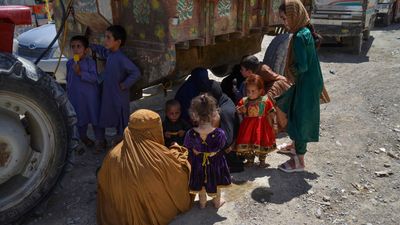 Thousands of Afghan refugees return from Pakistan as border tensions boil over