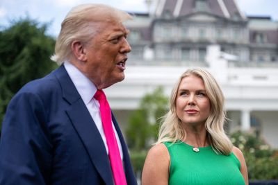 Trump again makes a weird statement about Karoline Leavitt’s lips: ‘They move like a machine gun, right’