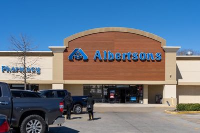 Albertsons Lifts Profit Outlook, Boosts Share Buyback