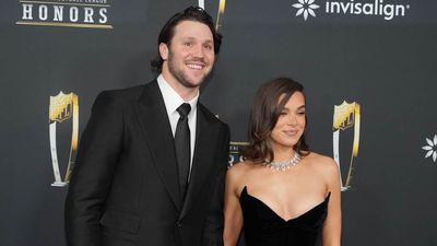 Video of Hailee Steinfeld Trashing AFC East Resurfaces After Josh Allen's Latest Loss