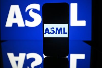 Dutch Tech Giant ASML Posts Stable Profits, Warns On China Sales