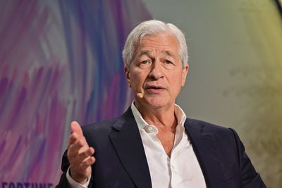 JPMorgan’s Jamie Dimon gives 100% every single day, even after years on the job—just like football great Tom Brady