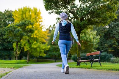 The unusual walking trend that promises to strengthen underused muscles
