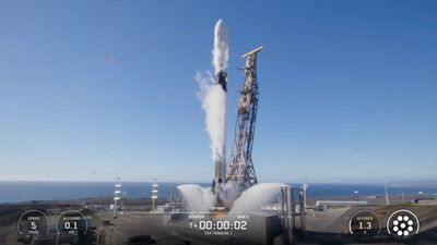 SpaceX launches 21 communications satellites for the US military (video)