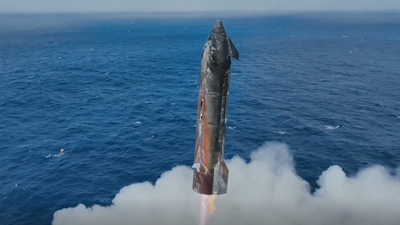 Watch a charred SpaceX Starship land in the ocean after acing Flight Test 11 (video)