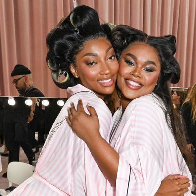 The 2025 Victoria's Secret Fashion Show Is A Masterclass In The Art of Bombshell Hair