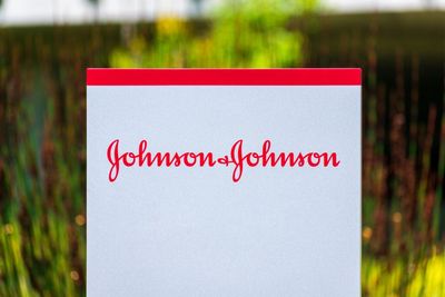 Johnson & Johnson Reportedly Faces Major UK Lawsuit Over Baby Powder Cancer Risks