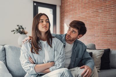 10 Savage Signs She’s Faking Her Feelings for You