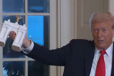 Trump shows off model of proposed Washington DC arch for America’s 250th anniversary