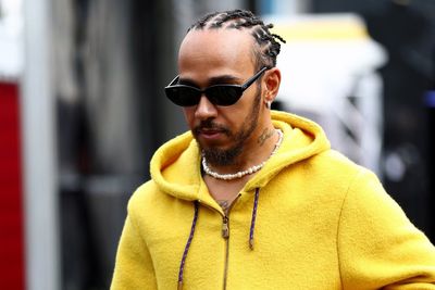 Hamilton: Rumours linking Horner to Ferrari "distracting"
