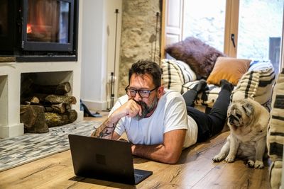 9 Things Men Do Alone That Women Would Never Believe