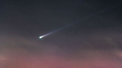 Comet Lemmon's ghostly tail haunts the skies above England (photo)