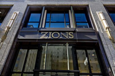 US Regional Banks Rattle as Credit Fears Mount