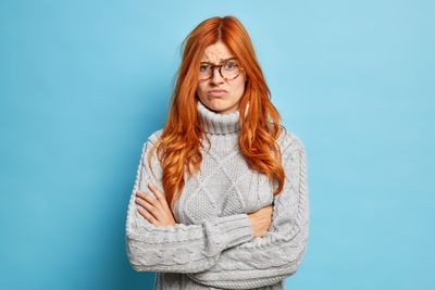 7 Silent Gestures That Scream Louder Than Family Arguments