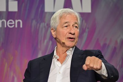 JPMorgan CEO Jamie Dimon says if you check your email in meetings, he’ll tell you to close it: ’it’s disrespectful’