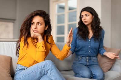 Therapists Warn: 7 Social Habits That Damage Friendships Permanently