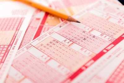 Man nearly had to call 911 after sharing news of $550,000 lottery win with wife