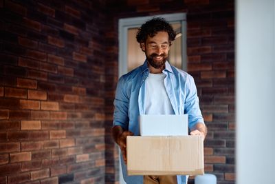 What Does “Porch Pickup” Mean — and How It Changed Buying & Selling