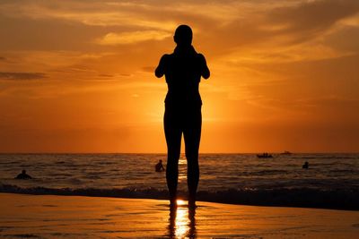October heat records could tumble in multiple states as hot weather sweeps east through central Australia