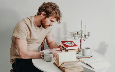 Best smartphones for reading: Top picks for book lovers in 2025