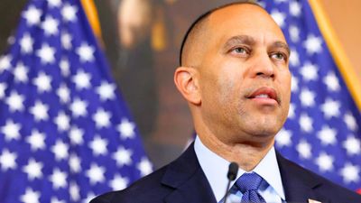 ‘A stone-cold liar’: Hakeem Jeffries destroys Karoline Leavitt after her kindergarten-level smear attempt