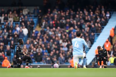 When do players take the knee in the Premier League?